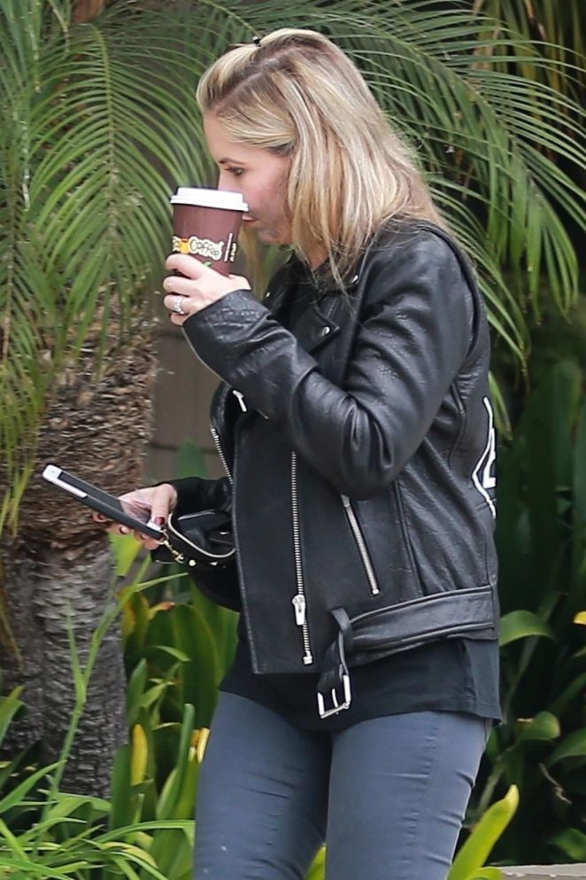 Sarah Michelle Gellar - Stops for a coffee in Santa Monica